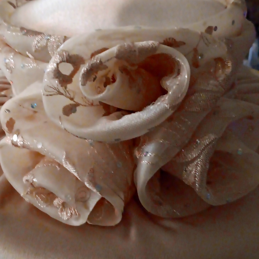 Ladies bow accent church hat.